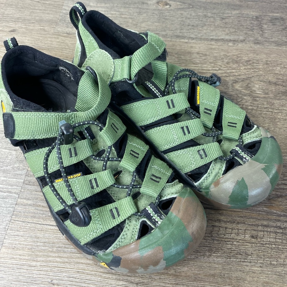Keen  Kids Green Camo Newport H2 Sandals Hiking Outdoor Water Size kids 4
